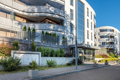 Three Lakes Valley Apartment - Building exterior